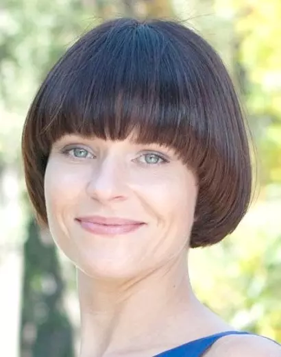 中髪のヘアカットセイソン（50枚の写真）：機器の特徴、卒業した女性の髪型、中長髪のバンのSeesonヘアカット 5974_28