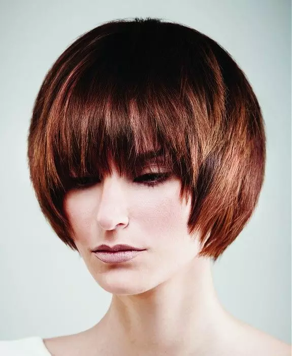 Haarschnitt Sisson auf mittlerem Haar (50 Fotos): Merkmale der Ausrüstung, der abgestuften Frisur der Damen, einem SEESON-Haarschnitt mit einem Knall für mittleres Haar 5974_46