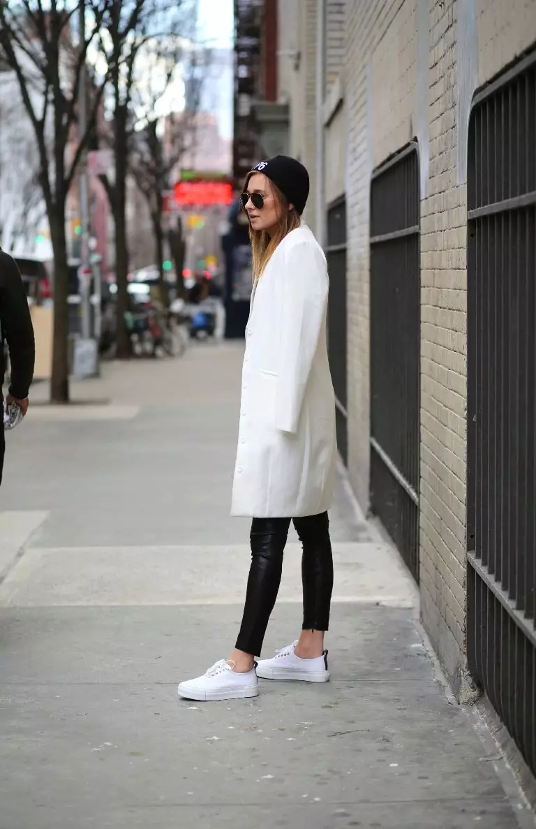 Пальто з кросівками (73 фото): поєднання 2021, як носити, чи можна носити довге, коротке пальто і кросівки, модні луки 597_3
