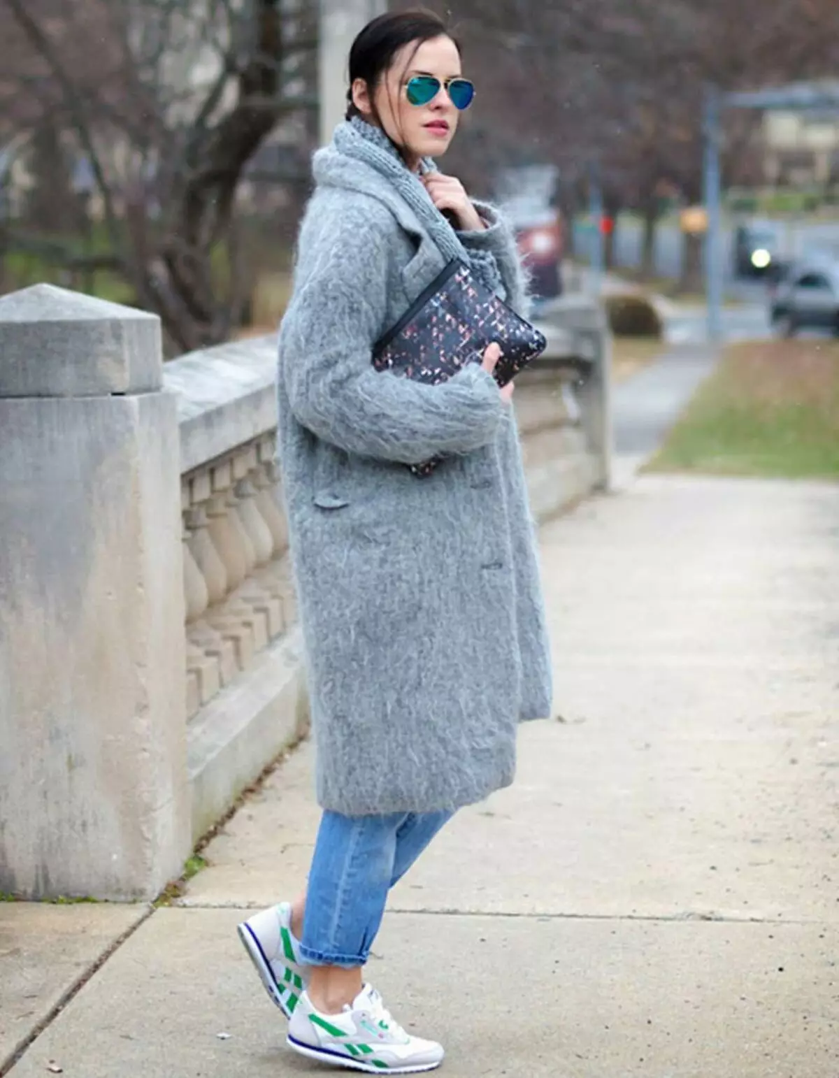Пальто з кросівками (73 фото): поєднання 2021, як носити, чи можна носити довге, коротке пальто і кросівки, модні луки 597_52