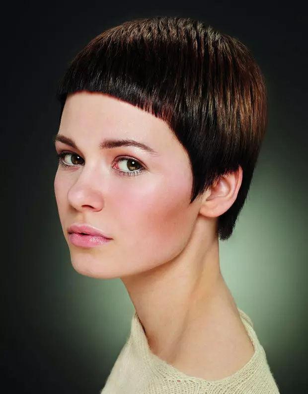 Haircut Garson på kort hår (51 billeder): Funktioner af den kvindelige aflange frisure, værdighed og ulemper ved moderne haircuts til kvinder 5981_11