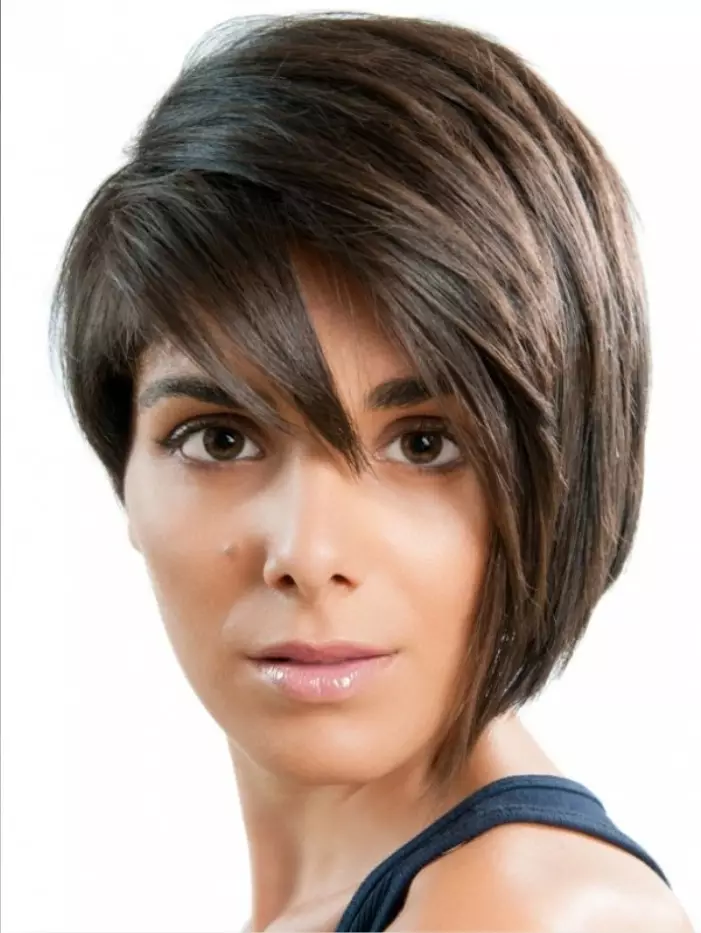 Haircut Garson rövid hajon (51 fotók): A női hosszúkás frizura, méltóság és hátrányok a nők számára 5981_12