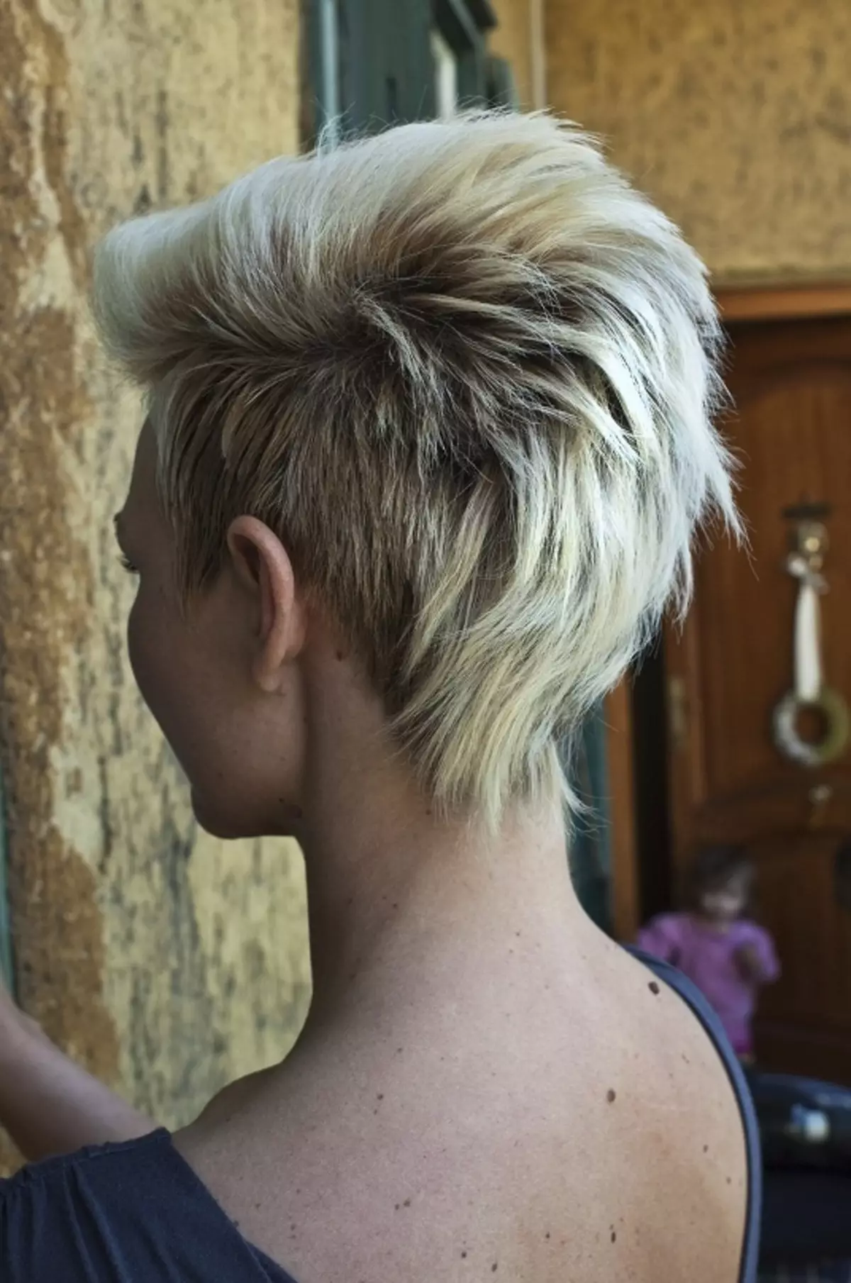Pixie šukuosena (78 nuotraukos): moterų šukuosena, madingi nauji elementai. Kas yra šukuosena su pasirinkta šventykla Pixie stiliaus? Technologijų diegimas 5992_23