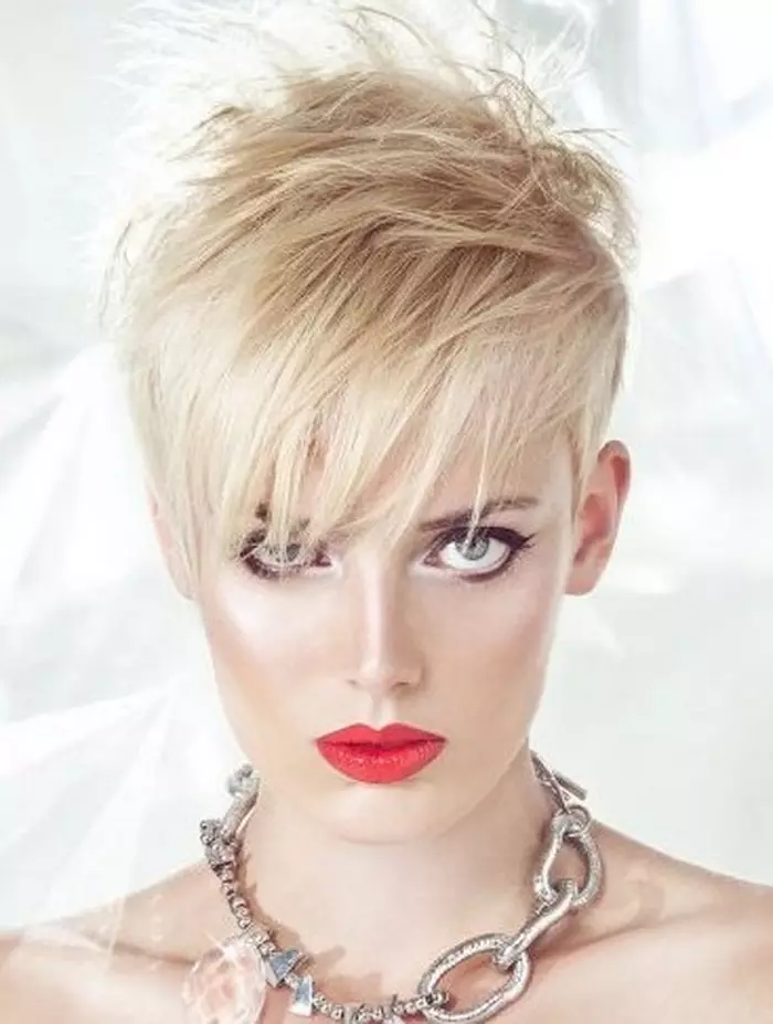Pixie Haircut (78 foto): acconciature da donna, nuovi articoli alla moda. Chi è un taglio di capelli con un tempio scelto in stile Pixie? Implementazione tecnologica. 5992_37