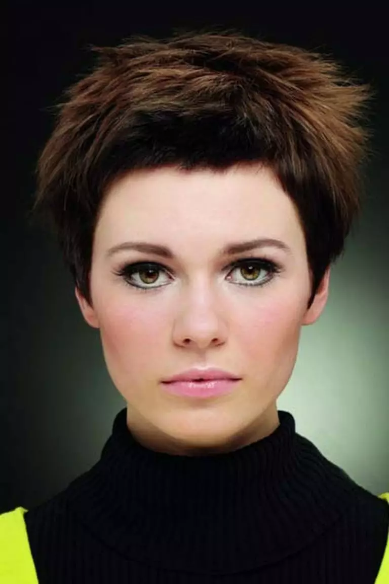 Pixie frizūra (78 fotogrāfijas): sieviešu frizūras, modes jauni priekšmeti. Kas ir frizūra ar izvēlēto templi Pixie stilā? Tehnoloģiju ieviešana 5992_57