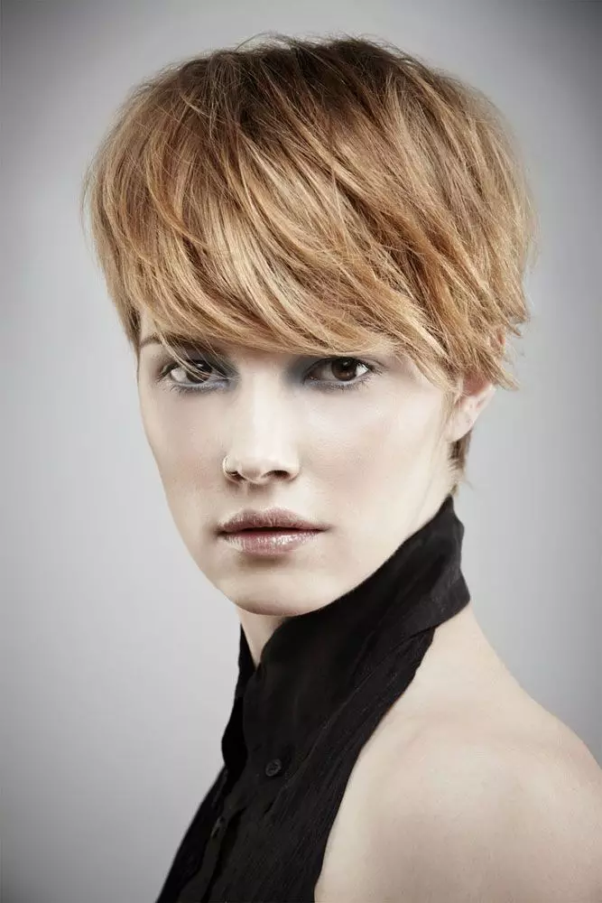 Pixie šukuosena (78 nuotraukos): moterų šukuosena, madingi nauji elementai. Kas yra šukuosena su pasirinkta šventykla Pixie stiliaus? Technologijų diegimas 5992_58
