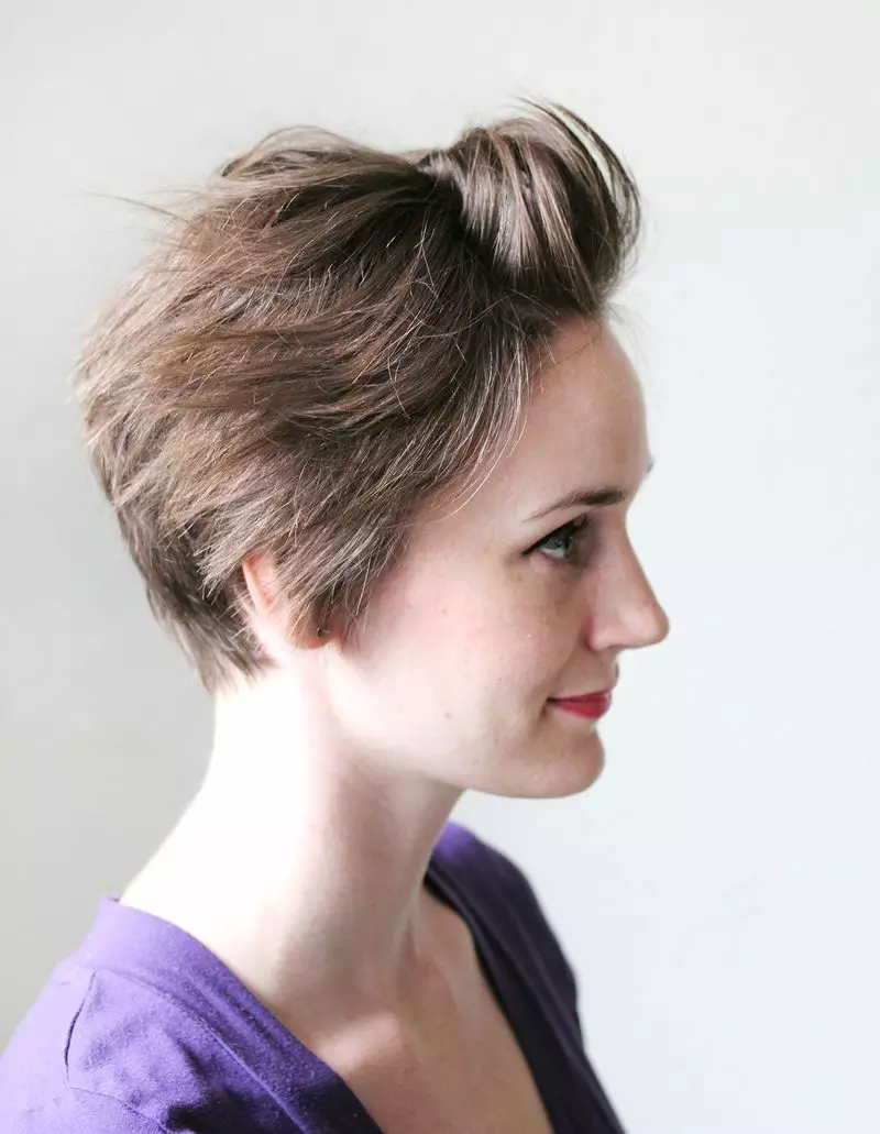 Pixie šukuosena (78 nuotraukos): moterų šukuosena, madingi nauji elementai. Kas yra šukuosena su pasirinkta šventykla Pixie stiliaus? Technologijų diegimas 5992_7