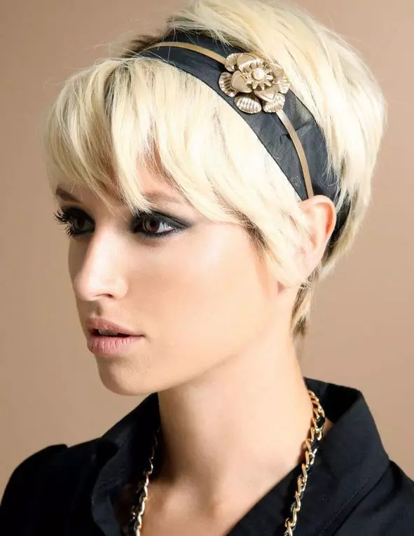 Pixie Haircut（78枚の写真）：女性のヘアスタイル、ファッショナブルな新品。 Pixieスタイルで選択された寺院のヘアカットは誰ですか？技術実装 5992_70