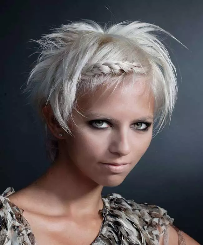 Pixie Haircut (78 foto): acconciature da donna, nuovi articoli alla moda. Chi è un taglio di capelli con un tempio scelto in stile Pixie? Implementazione tecnologica. 5992_71