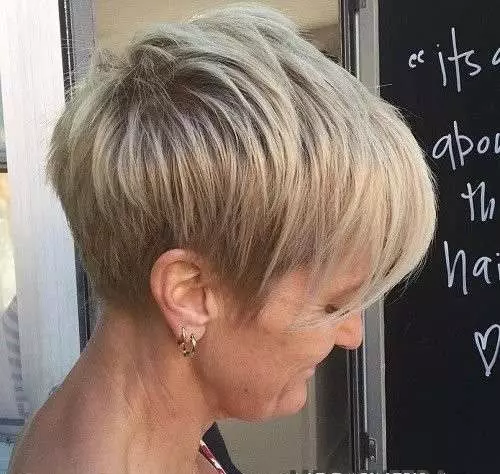 40 वर्षों में महिलाओं के लिए पिक्सी बाल कटवाने (36 तस्वीरें): क्या महिलाओं के लिए 45 साल के छोटे बाल के साथ एक हेयर स्टाइल है? फैशनेबल महिला बाल कटवाने के लिए विकल्प 5994_23