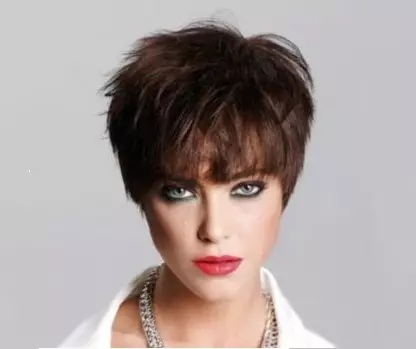 Pixie frizūra sievietēm 40 gadu laikā (36 fotogrāfijas): Vai ir frizūra sievietēm, kas ir 45 gadus vecs ar īsiem matiem? Iespējas modernu sieviešu diskontu 5994_25