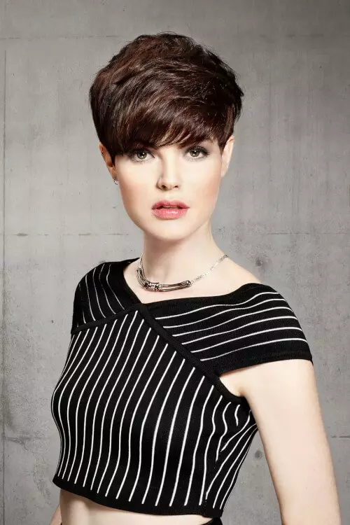 Pixie Haircut för kvinnor på 40 år (36 bilder): Finns det en frisyr för kvinnor 45 år med kort hår? Alternativ för moderna kvinnliga hårklippningar 5994_26