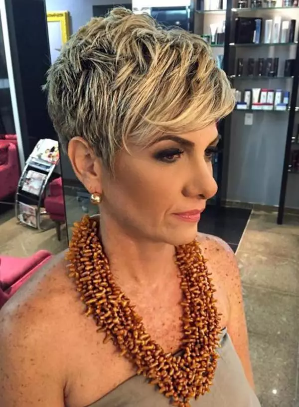 Pixie Haircut per donna in 40 anni (36 foto): C'è una pettinatura per le donne 45 anni con i capelli corti? Opzioni per tagli di capelli femminili alla moda 5994_6