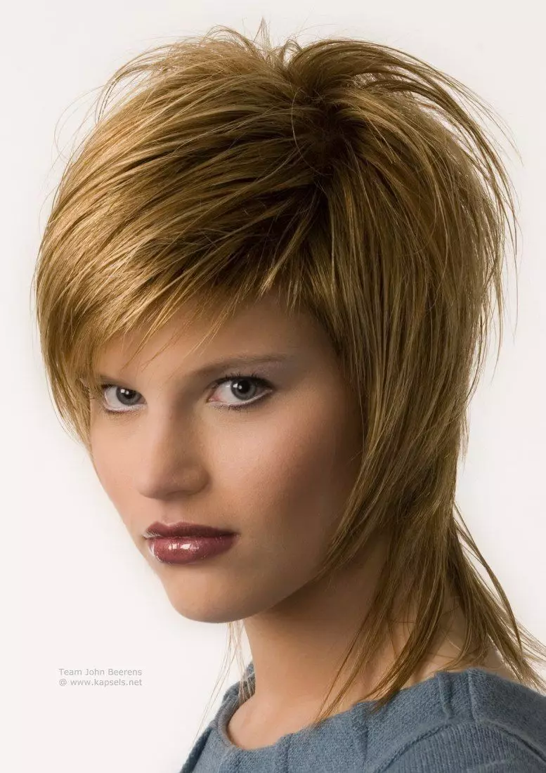 Prerje Gavrosh në flokë të mesme (33 foto): Karakteristikat e hairstyle femra. A shkon vajzat me flokë me onde dhe me bangs? 5999_15