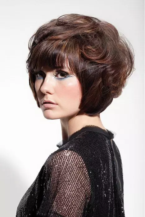 Frizūra Gavrosh uz vidējiem matiem (33 fotogrāfijas): sieviešu frizūras iezīmes. Vai viņa iet meitenes ar viļņainiem matiem un ar sprādzieniem? 5999_16