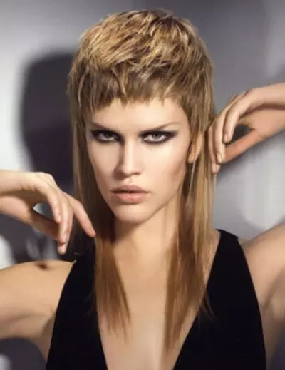 Frizūra Gavrosh uz vidējiem matiem (33 fotogrāfijas): sieviešu frizūras iezīmes. Vai viņa iet meitenes ar viļņainiem matiem un ar sprādzieniem? 5999_6