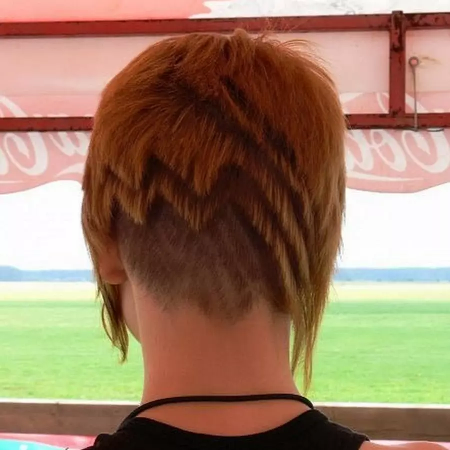 पूर्ण महिलाओं के लिए पिक्सी बाल कटवाने (35 तस्वीरें): एक पूर्ण आकृति वाली लड़कियों के लिए हेयर स्टाइल की विशेषताएं। क्या छोटे बाल वाली महिलाओं के लिए बाल कटवाने है? 6002_23
