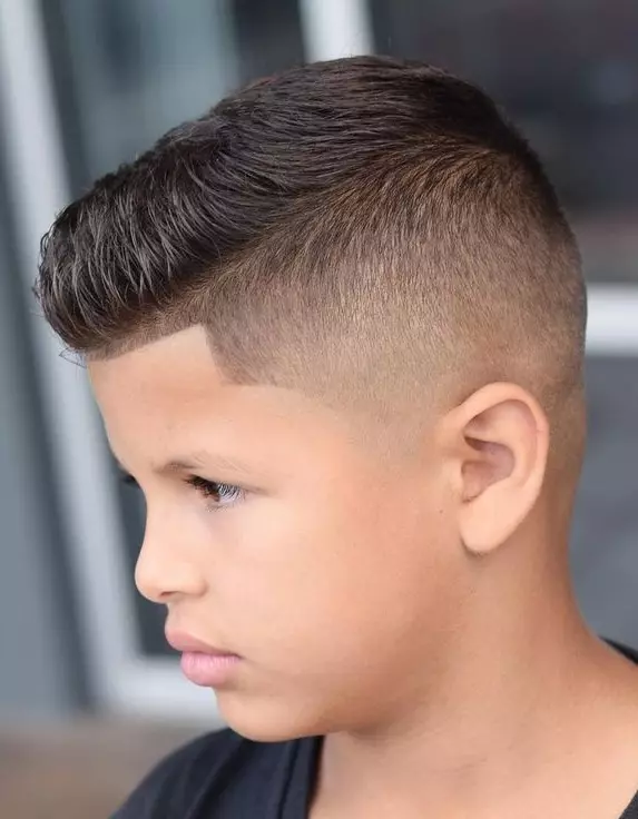 Haircuts Half-Fox para os nenos (39 fotos): Peiteados para adolescentes, cortes de pelo para bebés por 5 e 10 anos 6005_12