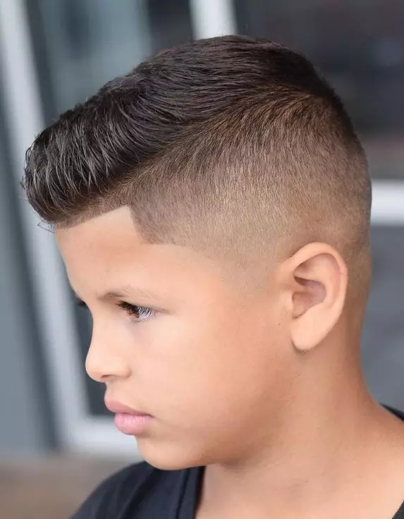 Haircuts Hallef-Fuuss fir Jongen (39 Fotoen): Frisuren fir Teenager, Puppelchen Hoeraarmen fir 5 an 10 Joer 6005_12