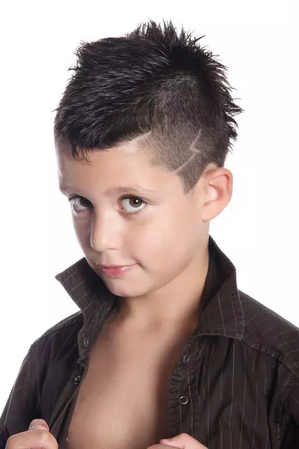 Haircuts Half-Fox para sa Boys (39 mga larawan): Hairstyles para sa mga tinedyer, baby haircuts para sa 5 at 10 taon 6005_13
