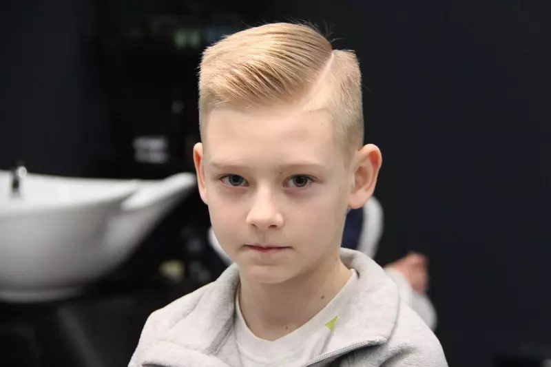 Haircuts Half-Fox para os nenos (39 fotos): Peiteados para adolescentes, cortes de pelo para bebés por 5 e 10 anos 6005_17