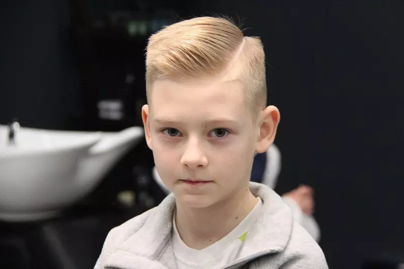 Haircuts Hallef-Fuuss fir Jongen (39 Fotoen): Frisuren fir Teenager, Puppelchen Hoeraarmen fir 5 an 10 Joer 6005_17