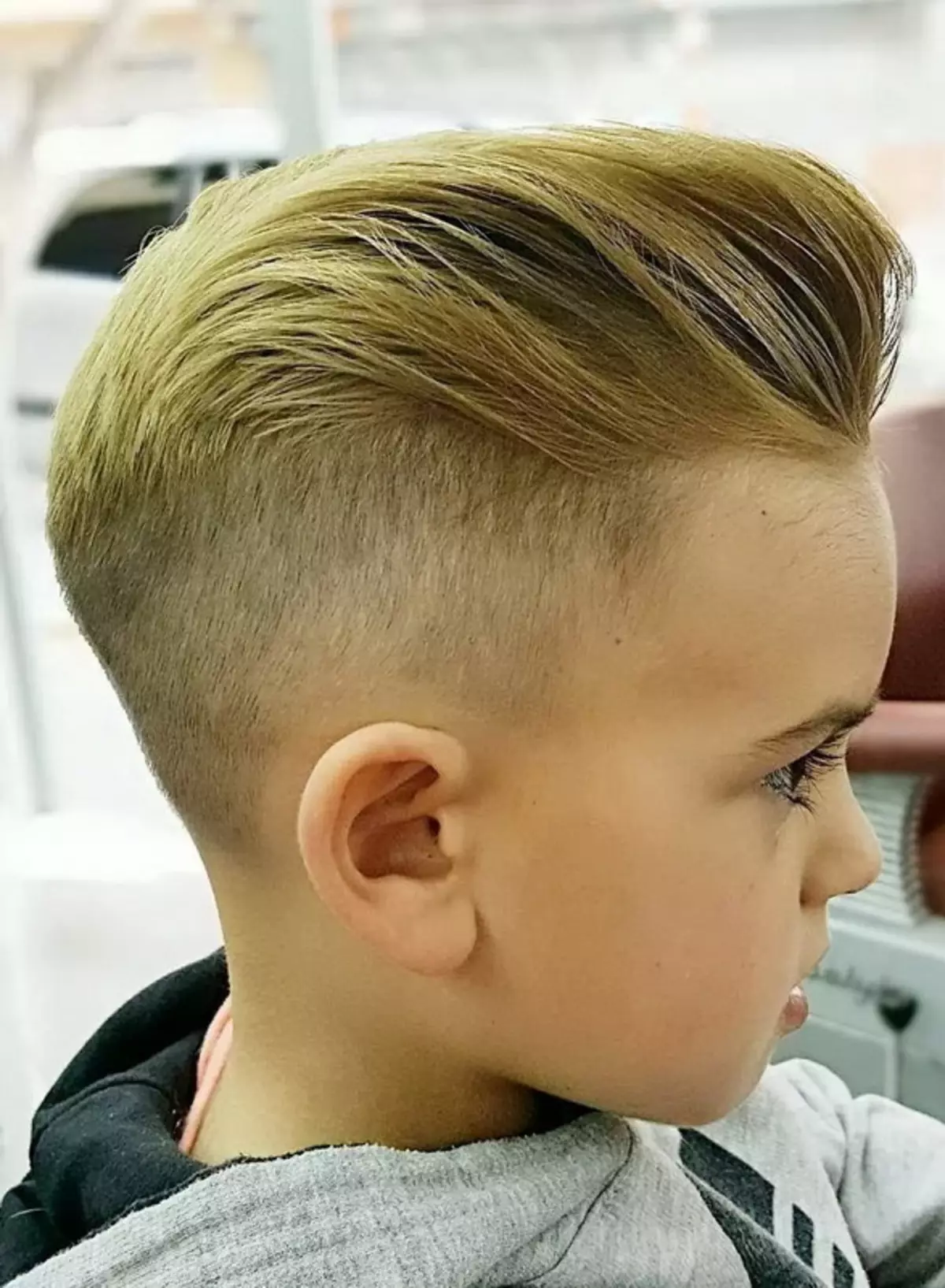 Haircuts Half-Fox para os nenos (39 fotos): Peiteados para adolescentes, cortes de pelo para bebés por 5 e 10 anos 6005_19