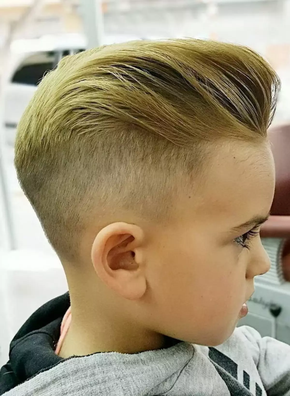 Haircuts Half-Fox para sa Boys (39 mga larawan): Hairstyles para sa mga tinedyer, baby haircuts para sa 5 at 10 taon 6005_19