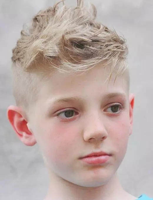 Haircuts Half-Fox para os nenos (39 fotos): Peiteados para adolescentes, cortes de pelo para bebés por 5 e 10 anos 6005_20