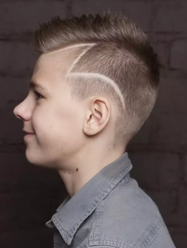 Haircuts Hallef-Fuuss fir Jongen (39 Fotoen): Frisuren fir Teenager, Puppelchen Hoeraarmen fir 5 an 10 Joer 6005_25