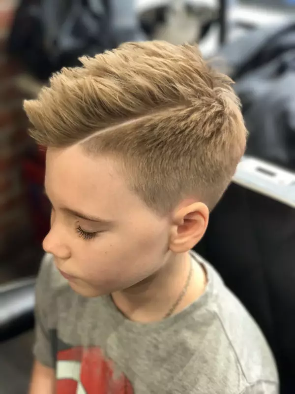 Haircuts Half-Fox para os nenos (39 fotos): Peiteados para adolescentes, cortes de pelo para bebés por 5 e 10 anos 6005_26