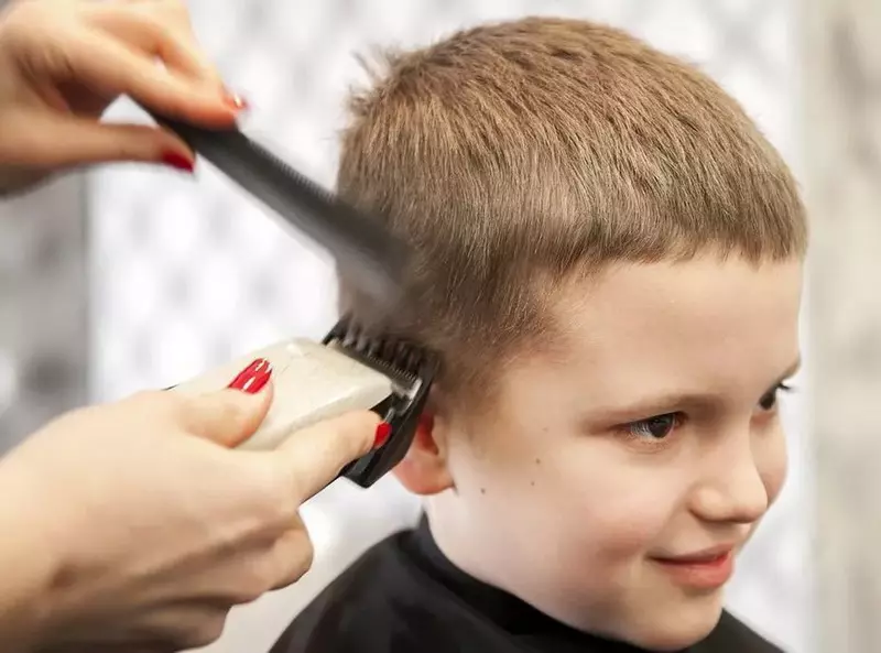 Haircuts gjysmë-fox për djemtë (39 foto): hairstyles për adoleshentët, haircuts baby për 5 dhe 10 vjet 6005_28