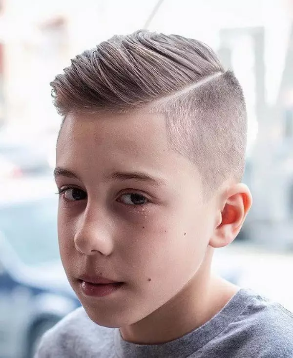 Haircuts Hallef-Fuuss fir Jongen (39 Fotoen): Frisuren fir Teenager, Puppelchen Hoeraarmen fir 5 an 10 Joer 6005_31