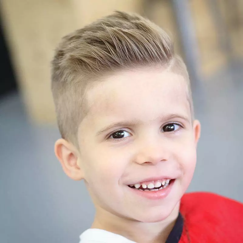 Haircuts Hallef-Fuuss fir Jongen (39 Fotoen): Frisuren fir Teenager, Puppelchen Hoeraarmen fir 5 an 10 Joer 6005_5