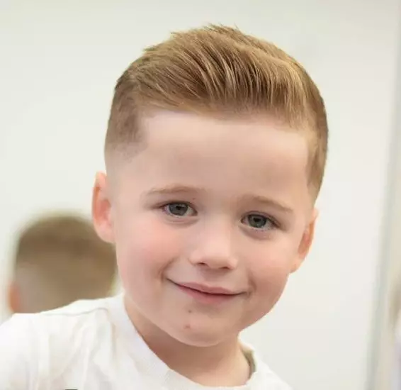 Haircuts Half-Fox para os nenos (39 fotos): Peiteados para adolescentes, cortes de pelo para bebés por 5 e 10 anos 6005_6