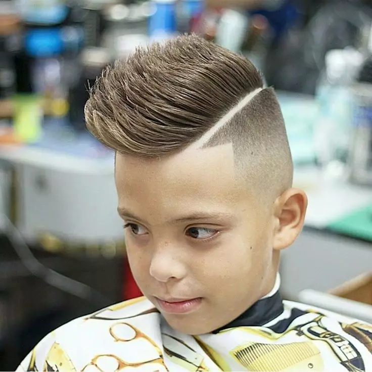 Haircuts Hallef-Fuuss fir Jongen (39 Fotoen): Frisuren fir Teenager, Puppelchen Hoeraarmen fir 5 an 10 Joer 6005_8