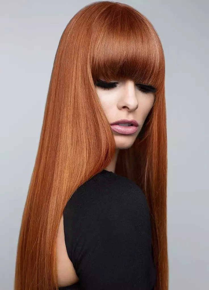 赤い髪のヘアカット（55写真）：バングと銅 - 赤い色の髪の中長にヘアスタイル、カラ、ピクシー、ボブを選択 6006_12