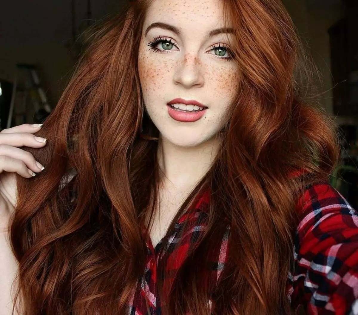 Hårklipp på rødt hår (55 bilder): frisyrer på midtlengden på håret av kobber-rød farge med smell, velg en Kara, Pixie eller Bob 6006_17