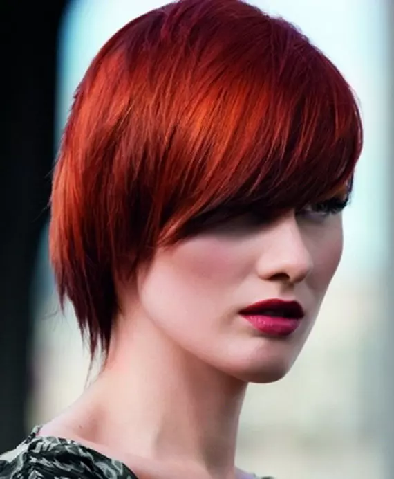Tunsoare pe părul roșu (55 de fotografii): coafuri pe lungimea mijlocie a părului de culoare roșu de cupru cu breton, alegeți un Kara, Pixie sau Bob 6006_18