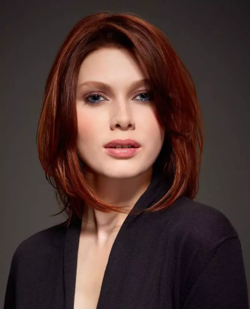 Frizure na crvenom kosom (55 slike): frizura na sredini dužine kose bakra-crvene boje sa šiškama, odaberite kara, pixie ili bob 6006_19