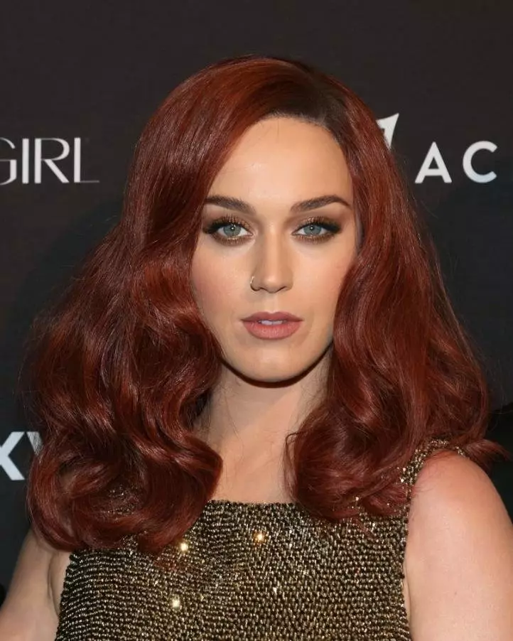 Cắt tóc trên tóc đỏ (55 ảnh): Kiểu tóc ở độ dài giữa của tóc màu đỏ đồng với tóc mái, chọn Kara, Pixie hoặc Bob 6006_20