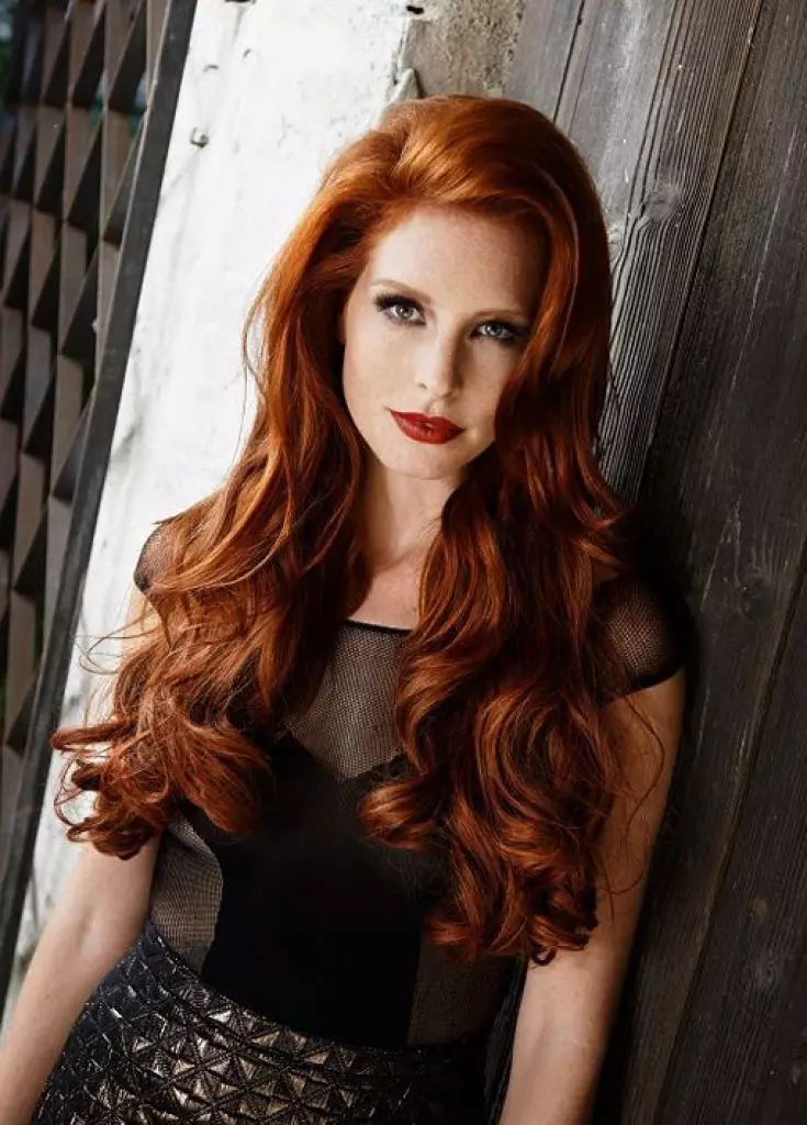 Frizure na crvenoj kosi (55 fotografija): frizure na srednjoj duljini kose bakrene boje s bangs, odaberite karu, pixie ili bob 6006_21