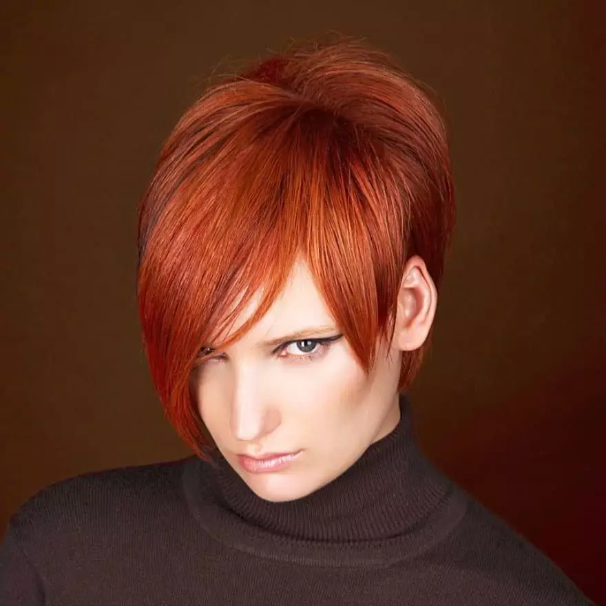 빨간 머리에 이발 (55 장의 사진) : 앞머리가있는 구리 붉은 색의 머리카락의 중간 길이의 헤어 스타일, 카라, 픽시 또는 밥을 선택하십시오. 6006_24