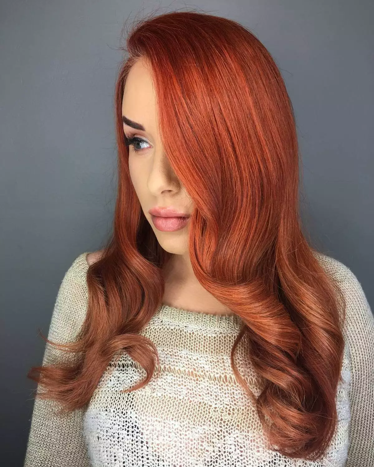 Kızıl saçlı saç kesimi (55 fotoğraf): Bangs ile bakır kırmızı renk saçın orta uzunluğunda saç modelleri, bir Kara, Pixie veya Bob seçin 6006_26