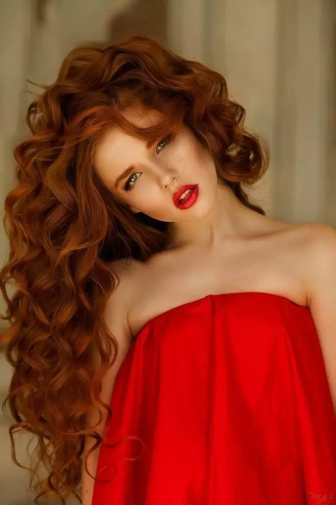 Frizure na crvenom kosom (55 slike): frizura na sredini dužine kose bakra-crvene boje sa šiškama, odaberite kara, pixie ili bob 6006_27