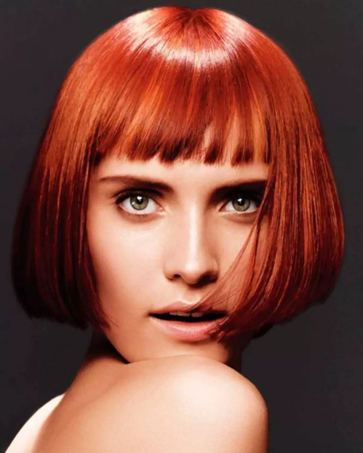 qırmızı saç Haircuts (55 şəkil): Hairstyles bangs ilə mis-qırmızı rəngli saç orta uzunluğu, bir kara, Pixie ya bob seçin 6006_32