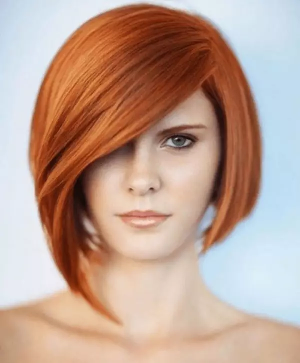 Coupes de cheveux sur les cheveux roux (55 photos): coiffures sur la longueur du milieu des cheveux de couleur cuivre-rouge avec une frange, choisissez un kara, pixie ou bob 6006_34