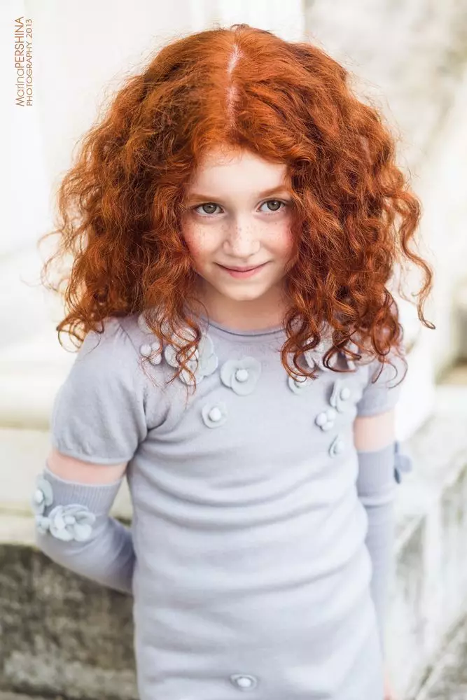 Kızıl saçlı saç kesimi (55 fotoğraf): Bangs ile bakır kırmızı renk saçın orta uzunluğunda saç modelleri, bir Kara, Pixie veya Bob seçin 6006_36