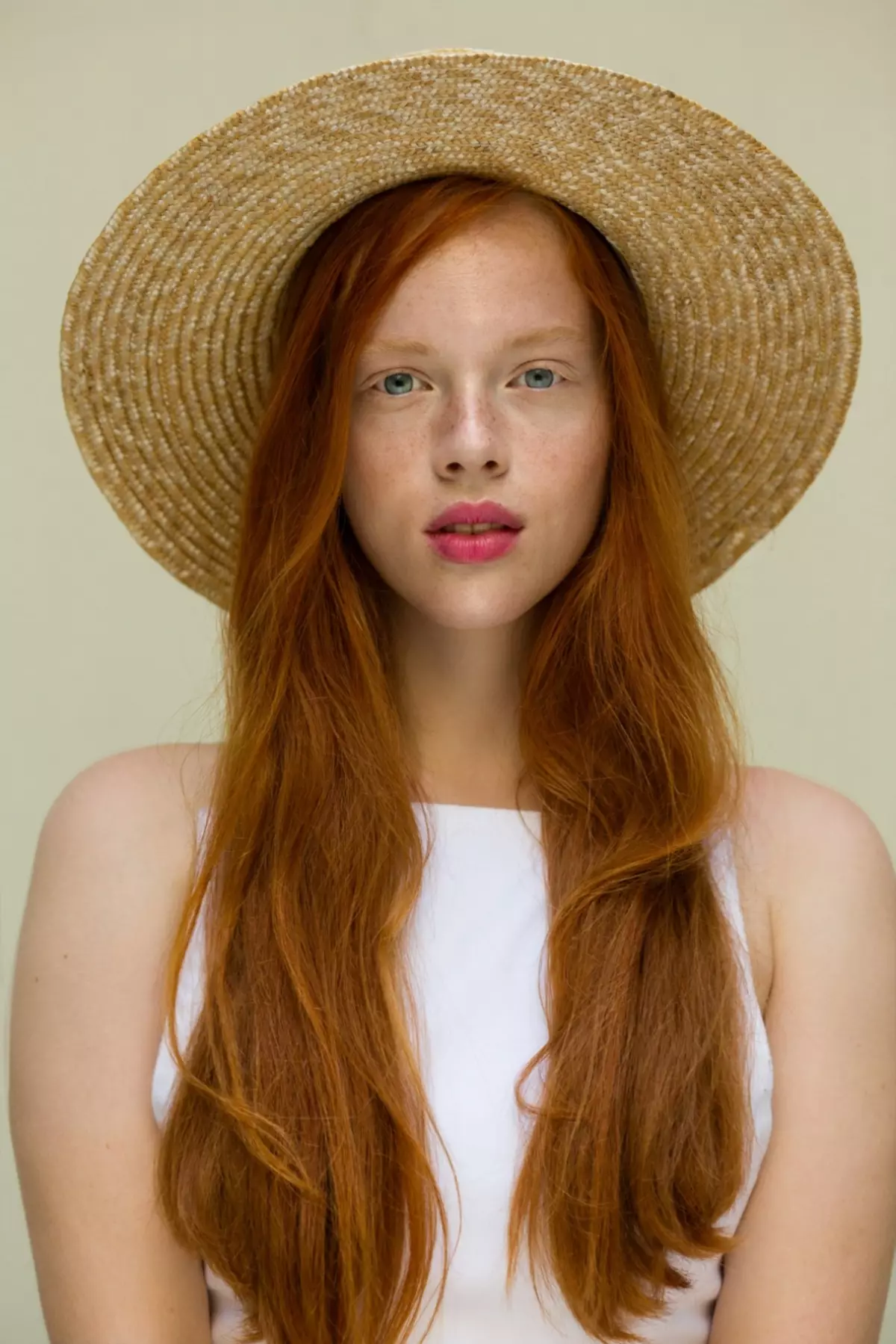 Κούρεμα σε κόκκινα μαλλιά (55 φωτογραφίες): Hairstyles στο μεσαίο μήκος των μαλλιών του χαλκού-κόκκινο χρώμα με κτυπήματα, επιλέξτε ένα Kara, Pixie ή Bob 6006_37
