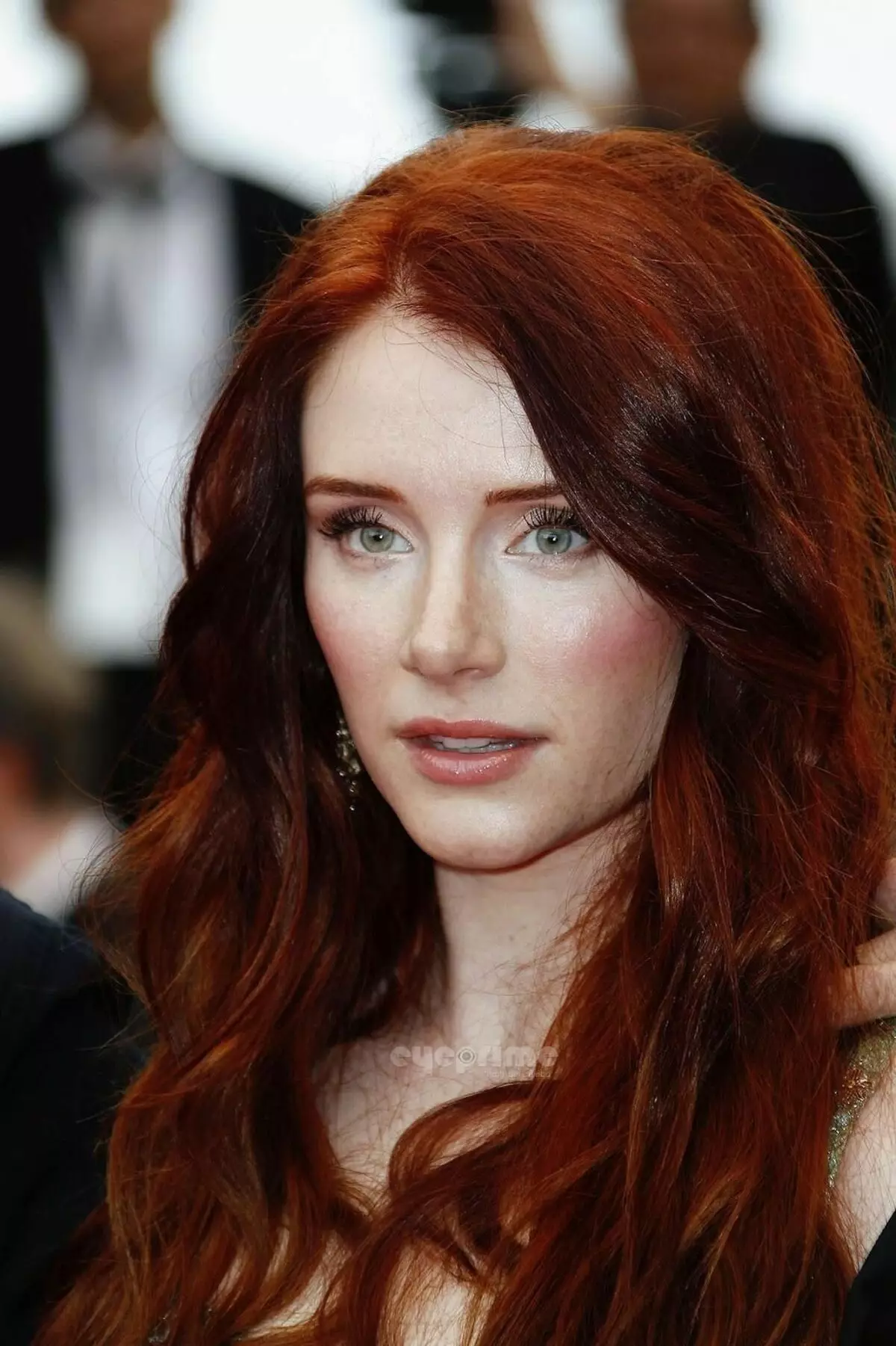 Zrážka na červených vlasoch (55 fotografií): účesy na strednej dĺžke vlasov medenej červenej farby s rany, vyberte si Kara, Pixie alebo Bob 6006_4